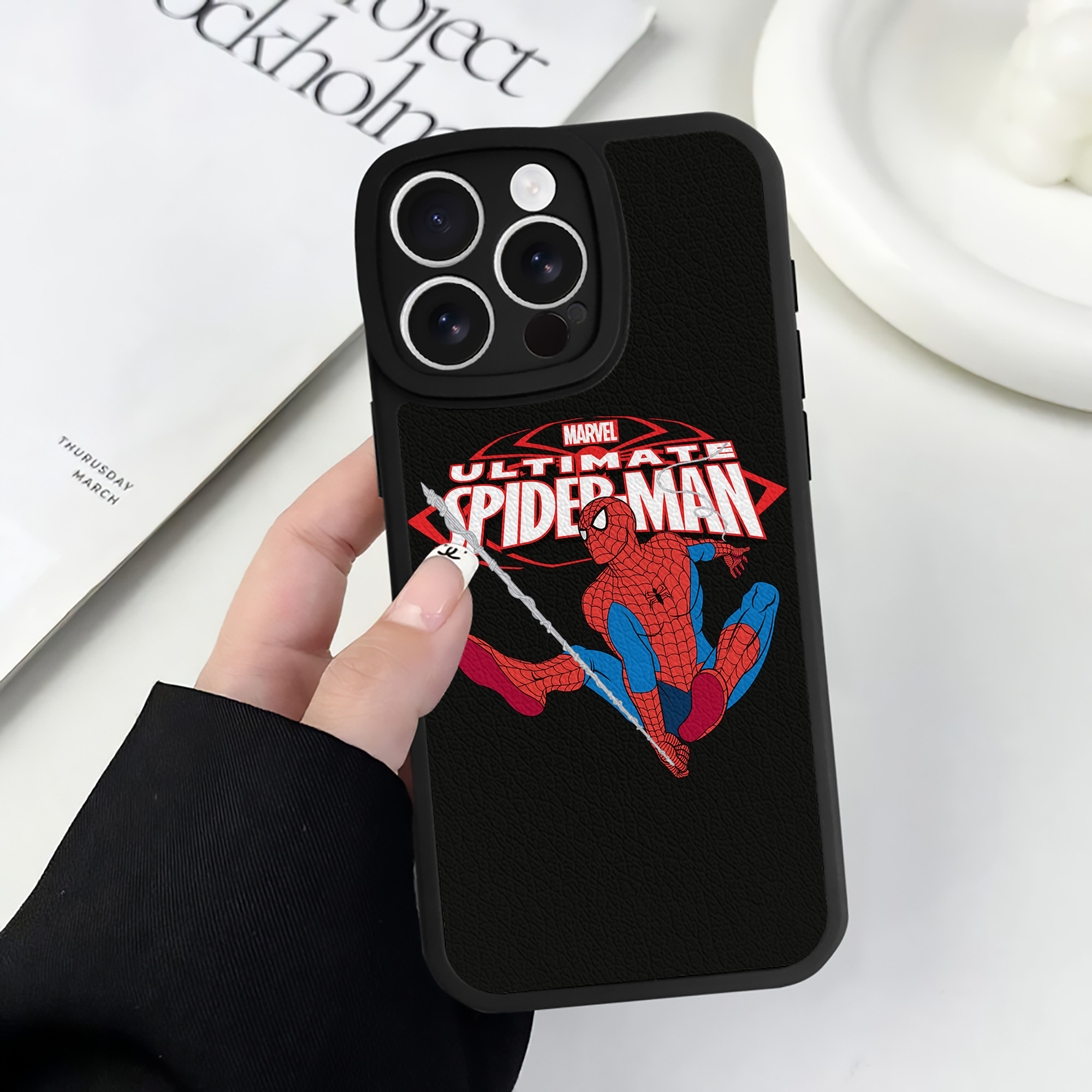 Spider Man スパイダーマン 【iPhone 16シリーズ対応】シリコンスマホケース（レザー調） 材質：シリコン